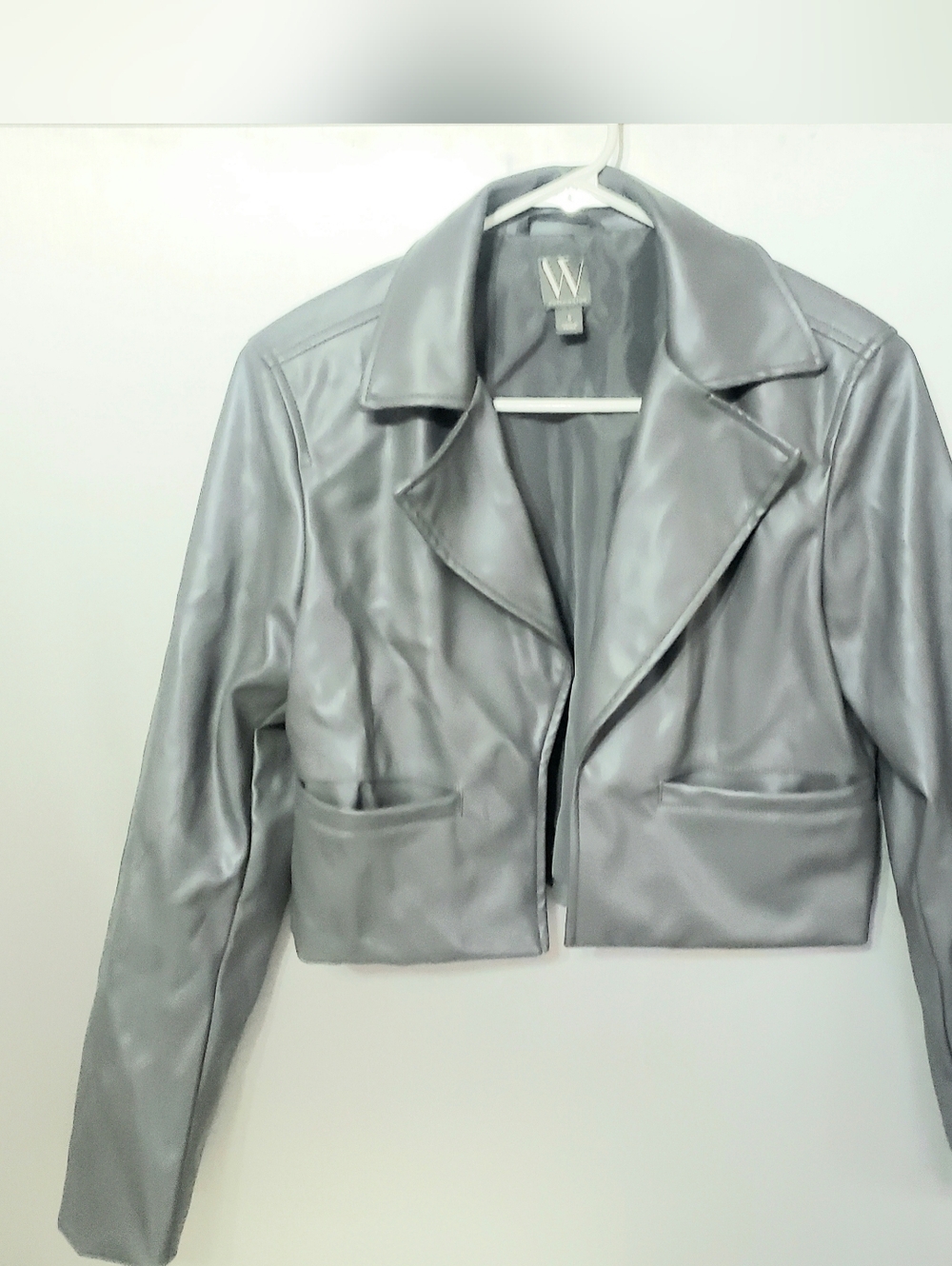 CLASSY W BY WORTHINGTON SILVER-GRAY FAUX LEATHER GRAY CROPPED JACKET. SZ.S.